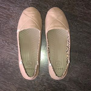 CROCS 🐊 khaki flats brown/tan
